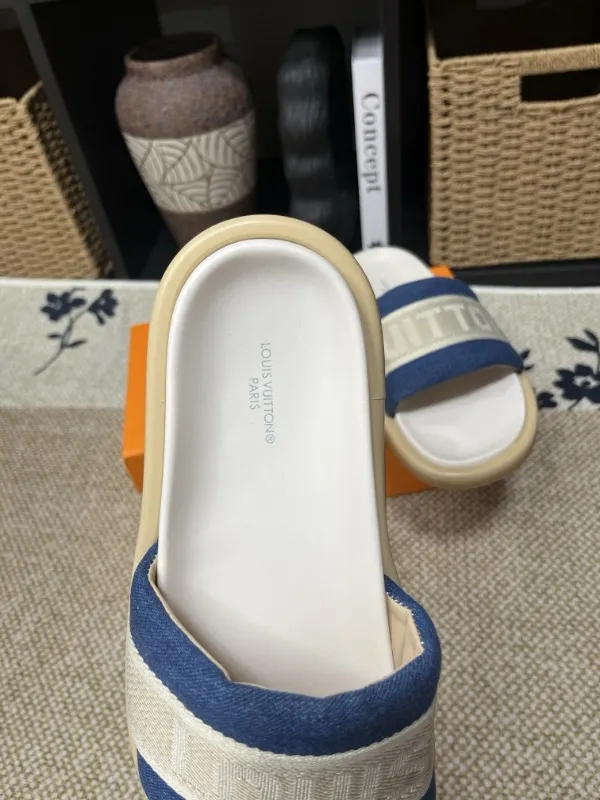 P320💰[New model] Long-term availability, 2025 new model, couple model [LOUlS VUlTTON] comes with drawer box, bag, card, invoice "Louis Vuitton ~ unique modern sandals. 》LV counter purchasing 🏃Men's and women's casual slippers, sold at the same time at the counter, the original old flower material upper is soft and comfortable, (refuses to discolor and rub the feet) sole: original factory special combination original sole, code number: 35--46 4 multiple colors 🉑️ to choose from